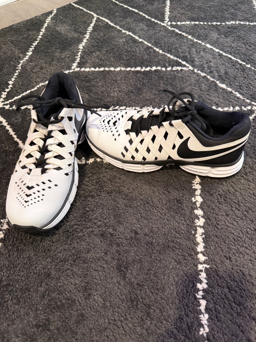 Nike Men’s Black & White 9.5 lunarlon shoes